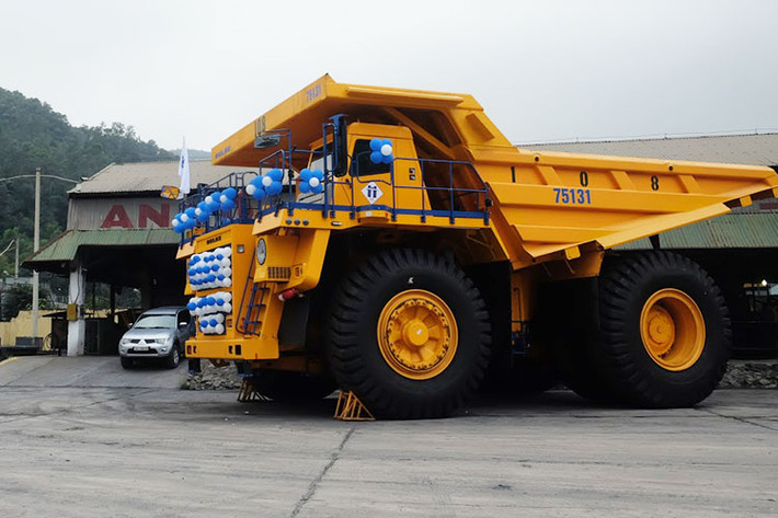 Những chiêc xe tải siêu trường này được sản xuất dành riêng cho khí hậu nhiệt đới, tương ứng với các điều kiện sản xuất tại mỏ. Xe được thiết kế với hệ truyền động điện nên có độ tin cậy và hiệu suất cao cả về mặt kinh tế lẫn kỹ thuật với kích thước rộng 6,4m, dài 11,5m và cao 5,9m.