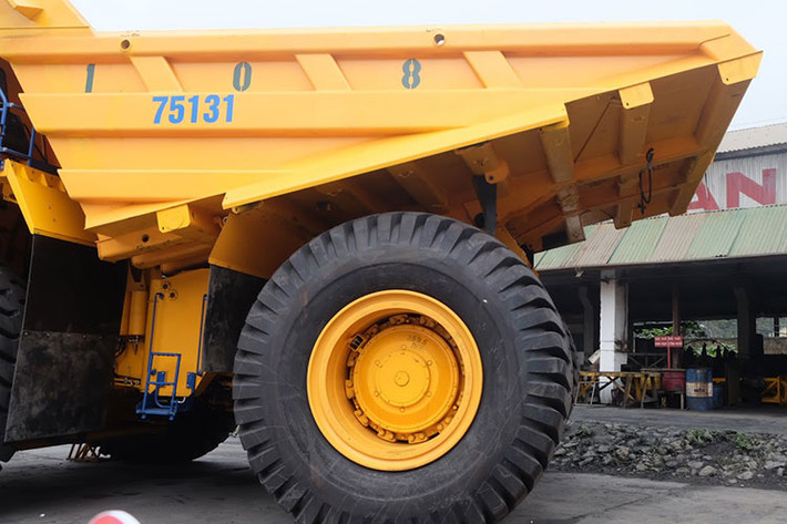 Việc sử dụng những chiếc xe cỡ lớn BelAZ với tải trọng 130 tấn vào sản xuất là một cuộc cách mạng trong ngành công nghiệp Việt Nam, theo đó, xe hỗ trợ được tăng năng suất cao hơn 30% với cùng một số lượng thiết bị và giảm đáng kể chi phí sản xuất và vận chuyển.