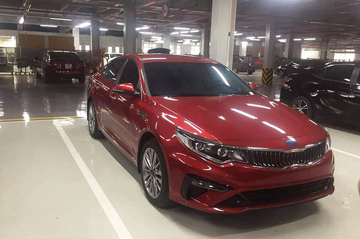 Hiện tại, ngày ra mắt của Kia Optima 2019 vẫn chưa được hé lộ. Trong khi đó, đối thủ lớn cùng phân khúc là Toyota Camry 2019 đã được chốt ngày chào sân thị trường Việt vào 23/4 tới. Giá xe Kia Optima mới cũng còn là một ẩn số. Thế hệ cũ của mẫu sedan hạng D này có giá niêm yết khá rẻ, từ 789 – 949 triệu đồng.