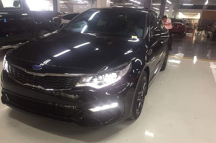 Về an toàn, Kia Optima GT 2019 được trang bị 6 túi khí, phanh tay điện tử, camera 360 độ, hệ thống kiểm soát hành trình thích ứng, hỗ trợ giữ làn đường, hỗ trợ đỗ xe và cảnh báo va chạm trước/sau, ổn định thân xe điện tử và kiểm soát lực kéo... Động cơ xe vẫn là hai lựa chọn động cơ hút khí tự nhiên 2.0L và 2.4L, sản sinh công suất lần lượt là 152 mã lực và 176 mã lực, cả hai đều ghép nối với hộp số tự động 6 cấp.