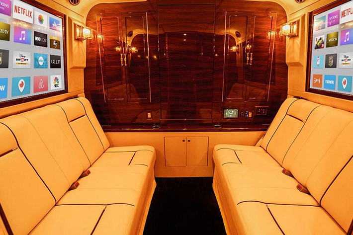 Trong khi đó, trong phòng họp có ghế dài bọc da có thể biến thành giường ngủ, đầu đĩa Blu-ray DVD của Sony, 2 màn hình TV LED 49 inch của Samsung, máy scan, fax và máy in hay màn hình giám sát an ninh 24 inch.