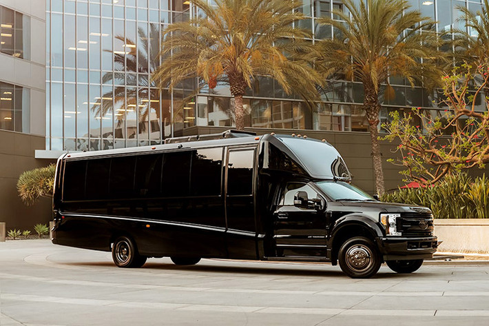 Trong nhiều năm qua, Lexani Motorcars đã nổi lên như một công ty có khả năng biến những mẫu xe cỡ lớn thành "văn phòng di động". Không để khách hàng thất vọng, mới đây, hãng Lexani đã tung ra một sản phẩm hoàn toàn mới có tên - nhà di động G:77 Sky Master như lựa chọn tối thượng dành cho các vị giám đốc bận rộn.