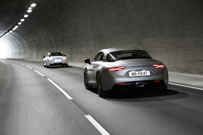 Xe có thể tăng tốc từ 0 - 100 km/h trong 4,4 giây, trước khi cán tốc độ 260 km/h. Bên cạnh động cơ được nâng cấp, A110S cũng được trang bị hệ thống treo tinh chỉnh và lò xo cuộn cứng hơn 50%, thanh chống lật cứng hơn tới 100%, bộ giảm chấn mới và gầm xe giảm 4mm.