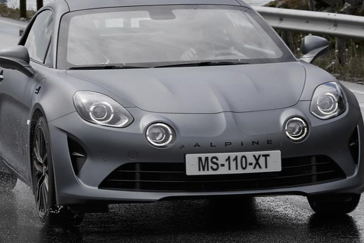 Không chỉ sở hữu thiết kế nhỏ gọn, mẫu xe thể thao Alpine A110S mới còn rất nhẹ với trọng lượng chỉ 1.000 kg. Bí quyết "giảm cân" vẫn dựa trên "người anh em" Alpine A110 nằm ở cấu trúc hoàn toàn bằng nhôm.