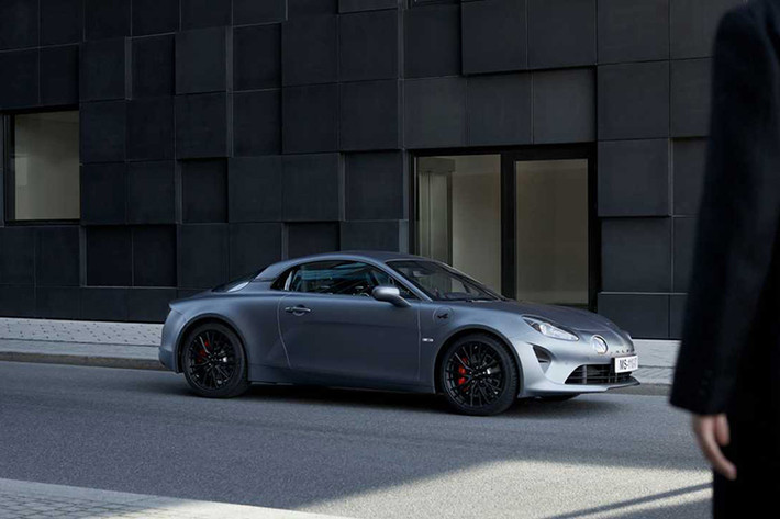 Về ngoại hình, huy hiệu của thương hiệu xe Alpine của Pháp sở hữu màu đen cùng các chi tiết sợi carbon xuất hiện quanh ngoại thất giúp A110S trông thể thao hơn rất nhiều so với "đàn anh" A110 trước đây. 