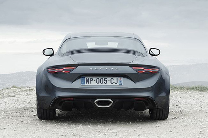 Từ đèn pha, đèn sương mù đến đèn LED định vị ban ngày hình tròn, tất cả đều giữ nguyên như phiên bản trước đó. Ngoài ra, Alpine A110 còn được trang bị sàn xe phẳng và bộ khuếch tán sau để tăng tính khí động học mà không cần đến cánh gió đuôi.