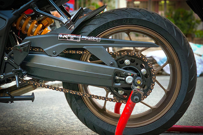 Xe cũng được nâng cấp bộ xích tải với đĩa tải hàng hiệu Driven USA và xích tải EK 3DZ 525. Ngoài việc cho hiệu ứng đẹp mắt hơn xích nguyên bản, bộ xích tải mới còn có thời gian sử dụng lâu hơn.