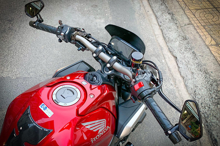 Ở đầu xe, Honda CB650R độ mới này nổi bật bởi chắn gió carbon đến từ thương hiệu H2C và cặp đèn báo rẽ Motogadget Ice. Trong khi đó, ghi-đông xe vẫn được giữ nguyên bản, chỉ thay cặp gù nâng của Rizoma, mang đến tư thế lái cao và thoải mái hơn. 