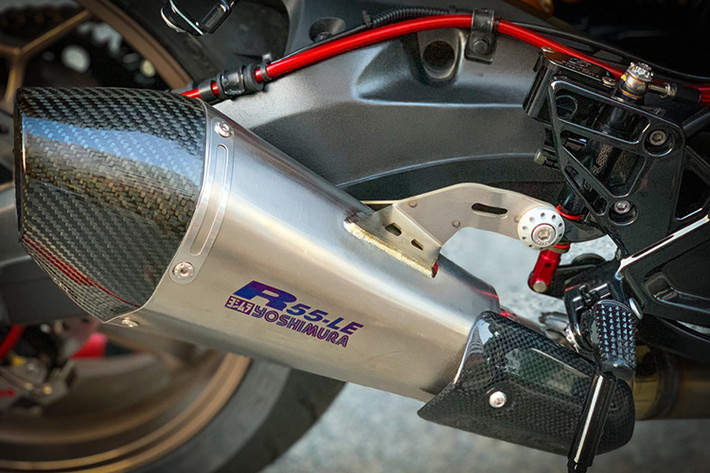 Để thêm nổi bật, phần tem của ống xả được bắn lazer xanh tím lạ mắt. Ống xả này còn đi kèm phần ốp bằng carbon để hạn chế việc bị bỏng cho người ngồi sau. Bên cạnh đó, xe còn được trang bị pen đạp Gale Speed của Nhật Bản.