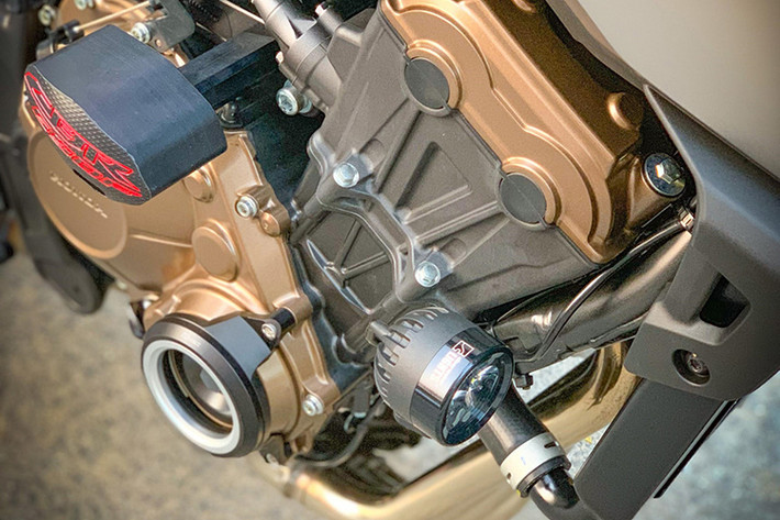 Ở khu vực động cơ, xe sở hữu chống đổ T-rex USA và chống đổ lốc máy H2C đi kèm bộ đèn LED trợ sáng hàng hiệu Clearwater Darla, được điều khiển bởi cụm công tắc phụ Daytona Japan. Riêng bộ đèn LED trợ sáng này đã có giá trên 10 triệu đồng.