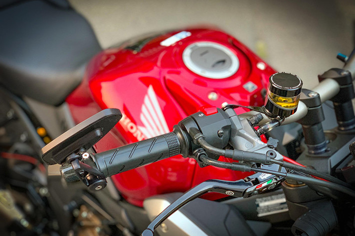Khu vực tay lái sẽ khiến bạn ''rối mắt'' với cùm phanh Brembo Corsa Corta đời mới, cùm côn CNC Kohken Billet, bình dầu Rizoma Wave Black, cặp kính gù CRG Arrow và công tắc Daytona.