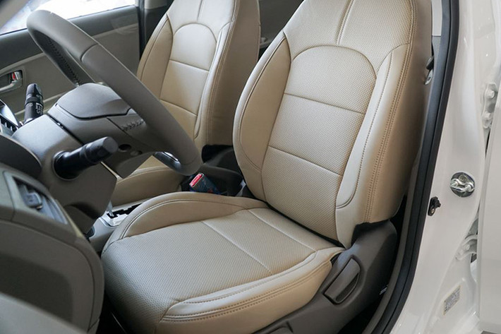 Vô lăng 2 chấu đơn giản với chỉ 2 nút bấm, điều hòa cơ và cần số bọc bằng nhựa là các chi tiết “đơn giản” khác bên trong chiếc Morning giá rẻ này. Tuy nhiên, các ghế ngồi vẫn được bọc da màu be khá cao cấp.