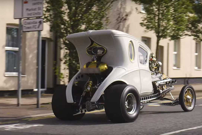 Rõ ràng rằng Bacon mong muốn tạo ra một thứ gì đó vừa ngầu vừa độc nhất với Automatron. Thiết kế để lộ động cơ và không có tấm chắn bùn có thể gây cảm giác khó chịu cho một số người.