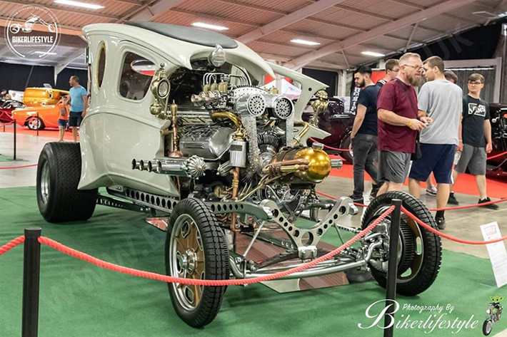 Sau khi hoàn thành chế tạo một chiếc xe mang tên Cosmotron, Bacon đã quyết định bắt tay làm dự án tiếp theo trong năm 2015. Tầm nhìn của anh được nhiều người đánh giá là chế tạo một thứ gì đó chưa từng được chế tạo trước đây, một chiếc xe ôtô Automatron siêu độc đáo.