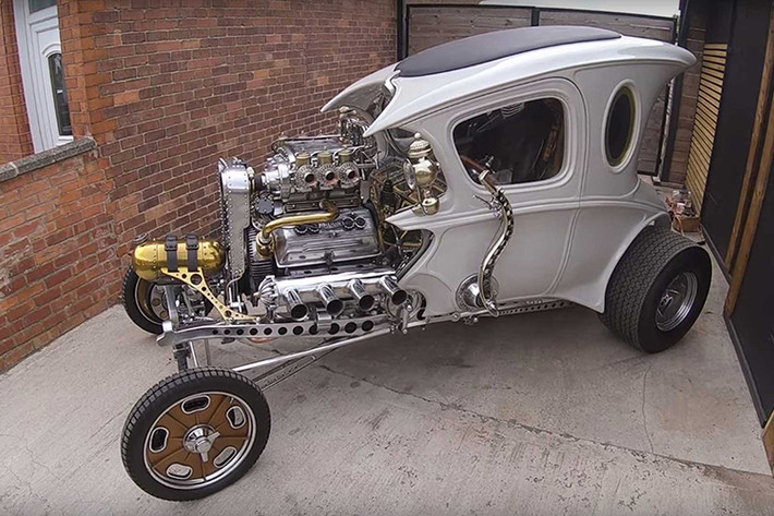 Chiếc xe ôtô của công chúa lọ lem này không phải là một chiếc xe độ thông thường mà giống như được làm trên khung của một chiếc xe cổ nào đó. Nó đã được chế tạo từ con số 0, với hầu hết bộ phận đều là làm riêng cho bản thân chiếc xe. Đối với Bacon, nó là chiếc xe đắt giá nhất và tốn công sức nhất mà anh ấy từng chế tạo.