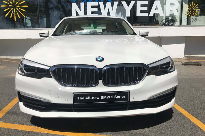 Mẫu sedan hạng sang BMW Series 5 hoàn toàn mới hiện đã có mặt tại các showroom chính hãng BMW tại Việt Nam. Giá xe BMW 520i là 2,389 đồng, trong khi giá BMW 530i được công bố là 3,069 đồng.