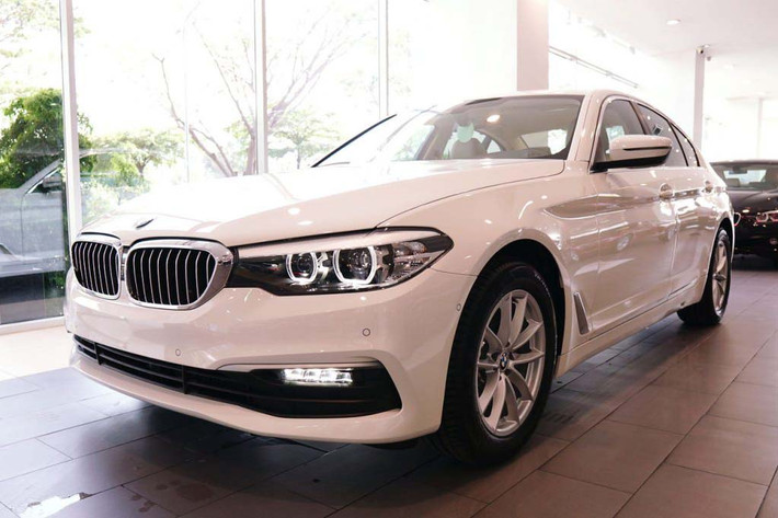 BMW 5-Series 2019 được trang bị lưới tản nhiệt hình quả thận quen thuộc, đèn pha đôi tròn hai bên mang đến cho mặt trước của BMW Series 5 hoàn toàn mới một vẻ ngoài bắt mắt hơn. Xe sở hữu chiều dài cơ sở là 2.975 mm (+7 mm), chiều rộng phía trước và phía sau là 1.605 / 1.630 mm (+5 mm / + 3 mm), tăng nhẹ so với thế hệ tiền nhiệm.