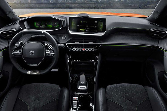 Đối với nội thất, khoang cabin của mẫu xe SUV Peugeot 2008 2020 mới vô cùng quen thuộc, vì nó giống với 208 mới, tất nhiên các chi tiết trong xe đều đã được cải thiện hơn so với đời trước. Xe được trang bị màn hình kỹ thuật số kép, một trong cụm đồng hồ đo, và một để hiển thị thông tin giải trí, cả hai đều được bao bọc bởi viền crôm.
