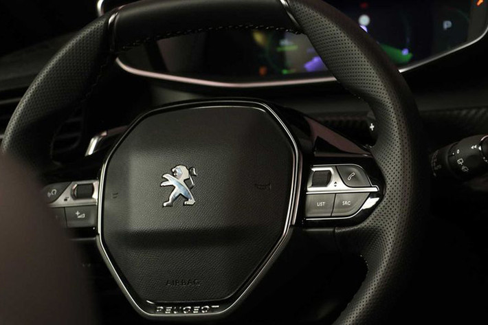 Peugeot 2008 mới sẽ có bốn lựa chọn khi mua hàng: Active, Allure, GT Line, và GT. Tất cả đều sử dụng động cơ xăng hoặc dầu diesel, chỉ riêng phiên bản e-2008 chạy điện hoàn toàn là không dùng động cơ thông thường.