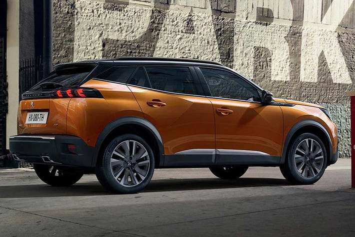 Về kích thước, 2008 mới lớn hơn một chút so với mẫu xe tiền nhiệm, chiều dài tổng thể của xe tăng tới 140mm, trục cơ sở cũng được kéo dài hơn. Điều này trực tiếp cung cấp cho 2008 mới một không gian nội thất rộng rãi hơn, hành khách phía sau sẽ có chỗ duỗi chân thoải mái hơn, băng ghế đủ rộng cho ba người lớn ngồi mà vẫn thoải mái.