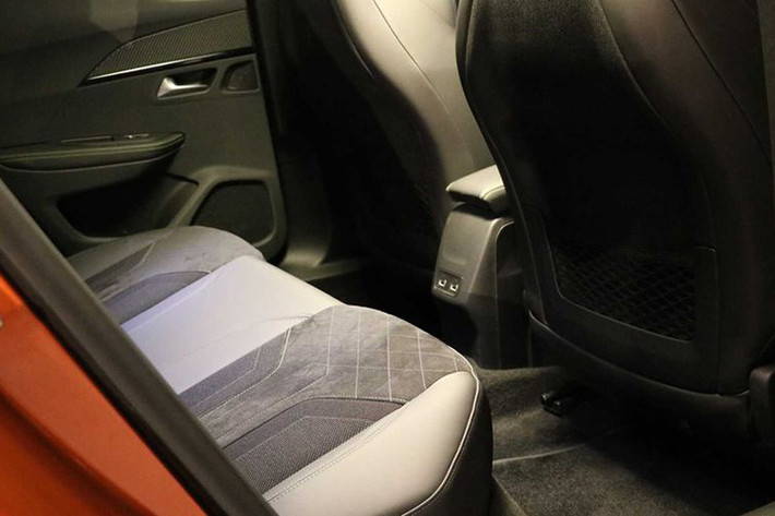 Peugeot 2008 chạy điện vẫn giống với những chiếc 2008 trang bị động cơ đốt trong khác, về cả ngoại thất lẫn không gian nội thất. Bởi vì động cơ điện của chiếc SUV được lắp ở khoang trước, vốn đặt động cơ đốt trong và bình nhiên liệu, e-2008 cho ra 136 mã lực và mô-men xoắn tức thời 260Nm.