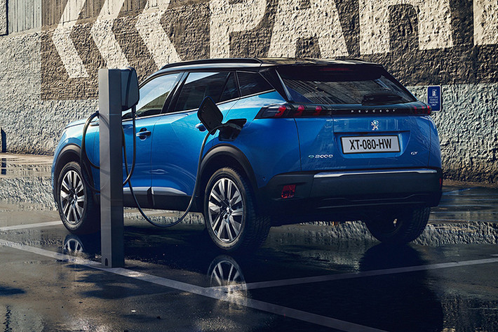 Dù sử dụng hệ truyền động nào, Peugeot 2008 mới cũng được trang bị nhiều hệ thống hỗ trợ lái và an toàn, ví dụ như Drive Assist, bộ công nghệ này bao gồm kiểm soát hành trình thích ứng và hệ thống cảnh báo chệch làn với hỗ trợ hiệu chỉnh vô lăng. Ngoài ra, xe còn có hệ thống giám sát điểm mù, phanh khẩn cấp tự động và đèn pha chiếu sáng thích ứng.