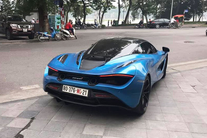 Động cơ kết hợp với hộp số SSG ly hợp kép 7 cấp, nhờ đó, siêu xe McLaren 720S có thể tăng tốc từ vị trí xuất phát lên 100 km/h chỉ trong thời gian 2,9 giây và giảm tốc từ 100-0 km/h trong 2,8 giây. Vận tốc tối đa của siêu xe McLaren 720S là 341 km/h. Chiếc McLaren 720S này còn được chủ nhân thay ống xả độ của Capristo mang đến "tiếng thở" ấn tượng hơn trước.