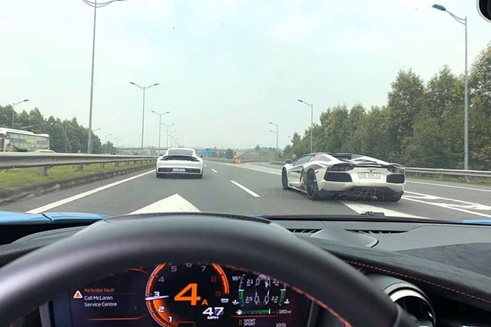 Trên đường di chuyển từ Hà Nội đi Sapa của bộ 3 siêu xe Lamborghini Aventador LP700-4, Porsche 911 Carrera S 2020 và McLaren 720S.
