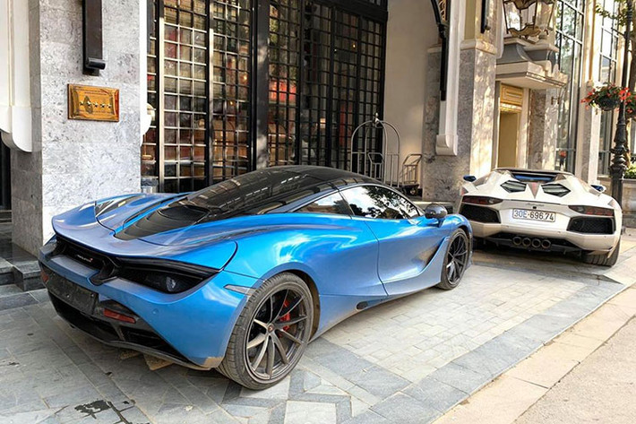 Chưa hết, trong hành trình này còn có một siêu xe bí ẩn xuất hiện đó chính là mẫu xe Lamborghini Aventador LP700-4 mui trần của một doanh nhân bất động sản rất kín tiếng tại Hà Nội. Xe sử dụng động cơ V12, dung tích 6,5 lít công suất 700 mã lực tại 8.250 vòng/phút, mô-men xoắn cực đại 690 Nm tại 5.500 vòng/phút. Hộp số ly hợp kép 7 cấp. Xe có khả năng tăng tốc 0-100 km/h trong 2,9 giây, tốc độ tối đa 349 km/h.