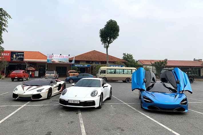 Hiện tại, đoàn siêu xe này đã có mặt ở Sapa, tỉnh Lào Cai. Đây là lần thứ hai thành phố du lịch không bao giờ ngủ của Tây Bắc đoán dàn siêu xe rất ấn tượng của nhà giàu Việt. Lần đầu tiên là tại hành trình Car Passion 2018 đã có hơn 10 siêu xe kéo nhau từ Hà Nội lên Sapa "show hàng".