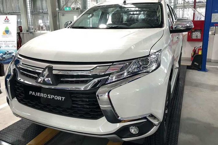 Dù nhận được khá nhiều ưu đãi từ cả nhà sản xuất lẫn đại lý, nhưng Mitsubishi Pajero Sport tại Việt Nam vẫn khó lòng khởi sắc doanh số. Trong 5 tháng vừa qua, chiếc xe Nhật bán được 339 chiếc trên toàn thị trường. Được biết, Mitsubishi Pajero Sport được bán ra với 6 phiên bản, giá từ 980,5 đến 1,250 triệu đồng.