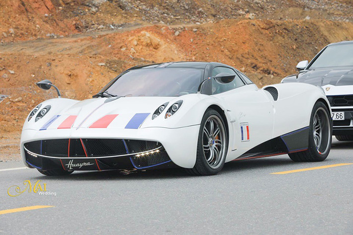 Siêu xe Pagani Huayra của Minh Nhựa được trang bị khối động cơ V12, dung tích 6.0 lít, tăng áp kép do Mercedes-AMG sản xuất. "Trái tim" này giúp Pagani Huayra sản sinh công suất tối đa 720 mã lực và mô-men xoắn cực đại 1.000 Nm. Động cơ kết hợp cùng hộp số tuần tự 7 cấp với ly hợp đơn và chỉ mất khoảng 2,8 giây để có thể tăng tốc từ vị trí đứng yên lên 100 km/h trước khi đạt vận tốc tối đa 370 km/h.