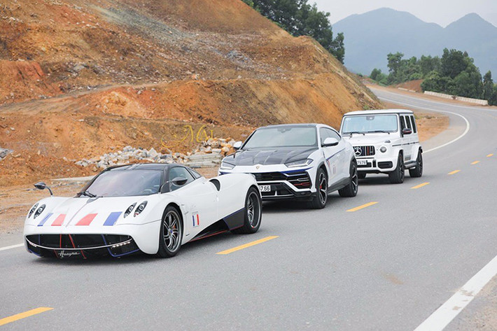 Được biết, cao tốc La Sơn - Túy Loan sẽ nối Đà Nẵng với Huế có mức đầu tư hơn 13.000 tỷ đồng nhưng vẫn chưa được thông xe. Cao tốc này hiện đã chậm trễ hơn một năm và bị đội vốn lên khá nhiều. Sự có mặt của dàn xe "khủng" thuộc sở hữu của địa gia siêu xe Minh Nhựa bao gồm cả Pagani Huayra trên tuyến cao tốc nửa tỷ đô này đã gây sự chú ý không nhỏ.