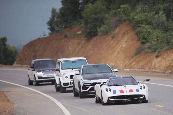 Sau khi xuất hiện tại Đà Nẵng, dàn siêu xe trăm tỷ đồng bao gồm siêu phẩm Pagani Huayra cùng dàn xe SUV "khủng" với Mercedes-AMG G63 Edition One, siêu SUV Lamborghini Urus và Range Rover Autobiography LWB 2018 của Minh Nhựa đã được cho di chuyển ra cao tốc La Sơn - Túy Loan, nối Đà Nẵng với Huế để chụp hình.