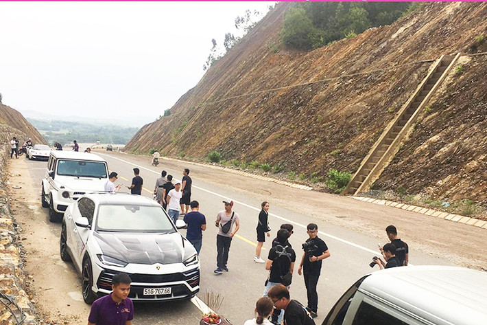 Mẫu SUV siêu sang Range Rover Autobiography LWB 2018 đã được Minh Nhựa cho dán lại ngoại thất thành hai tông màu là trắng và đen hay "ông vua địa hình" Mercedes-AMG G63 Edition 1 có thùng đựng bánh xe dự phòng phía sau được dán 3 màu xanh dương, đỏ và trắng rất nổi bật. Dự tính cả dàn xe này có giá khoảng 130 tỷ đồng.