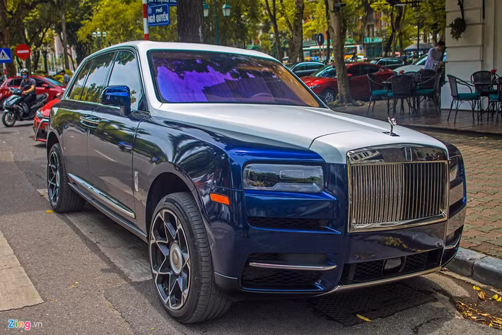 Chiếc SUV đắt giá nhất thế giới Rolls-Royce Cullinan đầu tiên về Việt Nam. Không hài lòng với nước sơn trắng nguyên bản, chủ xe đã đổi sang màu xanh dương đậm hầm hố hơn.