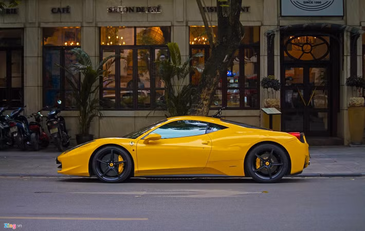 Bên cạnh dàn SUV, "thánh địa siêu xe Hà Nội" còn có sự góp mặt của chiếc Ferrari 458 Italia màu vàng mang biển số TP.HCM. Đây là siêu xe từng tham gia hành trình Car Passion 2011.