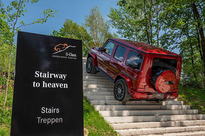 Ở phiên bản hàng đầu G63 “Stronger Than Time” ngoại thất xe được trang bị cụm lưới tản nhiệt mạ chrome màu tối kết hợp với chrome mờ ở bệ bước, ống xả, ốp gương, các phần của cản trước và sau, tấm lót bảo vệ gầm, vỏ bánh xe dự phòng phía sau. “Dàn chân” lắp mâm AMG 22 inch màu đen mờ. Bên trong, phiên bản đặc biệt có da Nappa hai tông màu đen và xám (Titanium Gray Pearl) trang trí bằng sợi carbon.