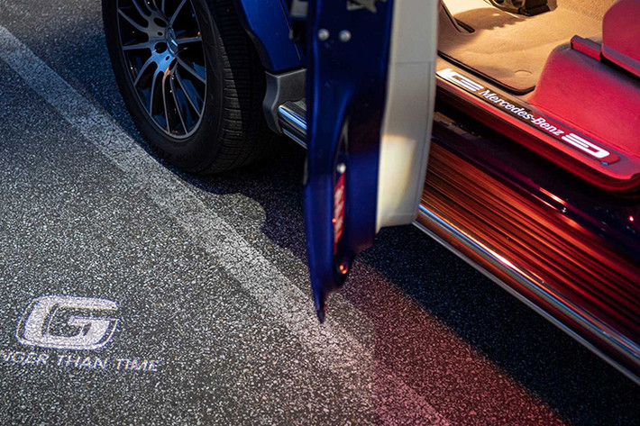 Về trang bị, hai phiên bản G400d và G500 “Stronger Than Time” sẽ đi kèm với gói trang bị ngoại thất AMG Line bao gồm: hốc bánh trước (fender flares) và cản trước sửa đổi, lắp mâm AMG 20 inch màu đen. Trang bị thép không gỉ tô điểm bệ cửa, bệ bước, vỏ bánh xe dự phòng phía sau.