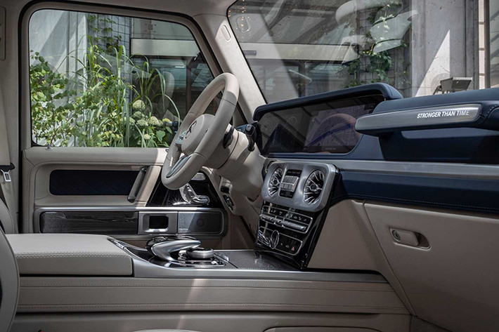 Đèn Welcome Light với logo G-Class door “Stronger Than Time” bên cạnh một số trang thiết bị tiêu chuẩn khác như: hệ thống âm thanh nổi Burmester, đèn trang trí nội thất 64 màu và cửa sổ trời. Gói hỗ trợ lái xe, đèn pha multibeam LED và hơn thế nữa.
