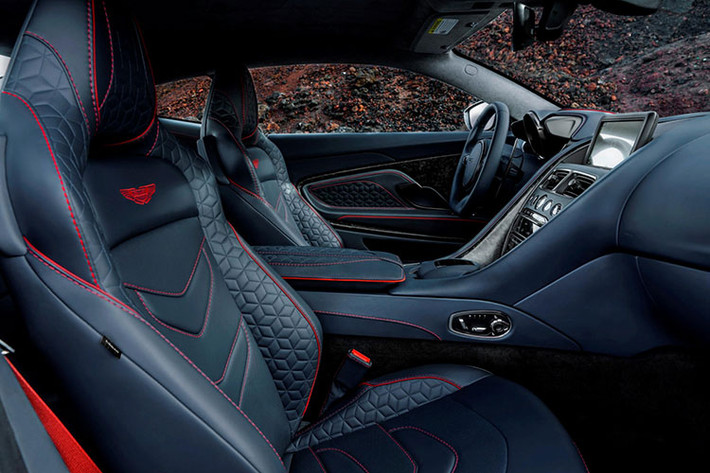 "Trái tim" của Aston Martin DBS Superleggera 2019 là động cơ xăng V12, tăng áp kép, dung tích 5,2 lít, tạo ra công suất tối đa lên đến 715 mã lực và mô-men xoắn cực đại 900 Nm. Sức mạnh động cơ được truyền tới cầu sau thông qua hộp số tự động 8 cấp do ZF mới phát triển.