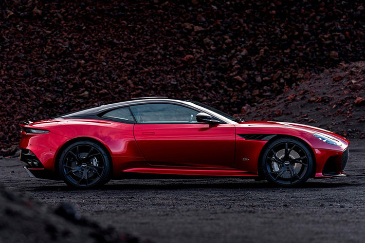 Tuy nhiên, với sự có mặt của đại lý chính hãng Aston Martin đầu tiên ở Việt Nam, giới nhà giàu Việt đang có nhiều sự lựa chọn hấp dẫn hơn ngoài cặp đôi Aston Martin V8 Vantage và Aston Martin DB11 V8 đã khá quen thuộc. Cụ thể, Aston Martin Việt Nam vừa gửi đi thông báo cho các khách hàng Việt đặt hàng DBS Superleggera 2019.