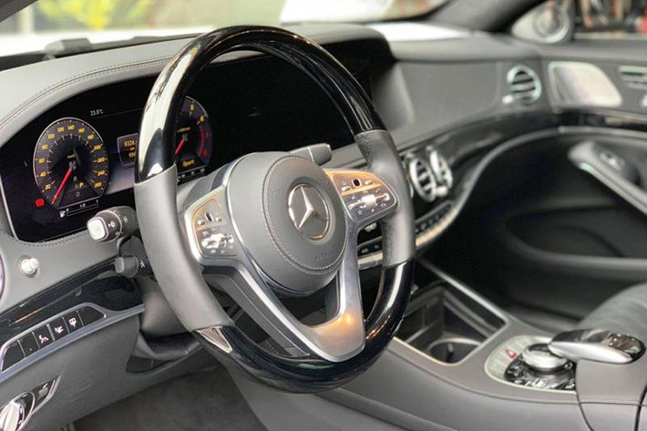 Bên trong Mercedes-Benz S450L Luxury là nội thất ốp gỗ bóng Piano lacquer màu đen. Những trang bị nội thất nổi bật của xe bao gồm đèn viền 64 màu với 10 kiểu phối khác nhau. Trước mặt người lái sẽ xuất hiện bảng đồng hồ kỹ thuật số với màn hình 12,3 inch chuẩn HD.