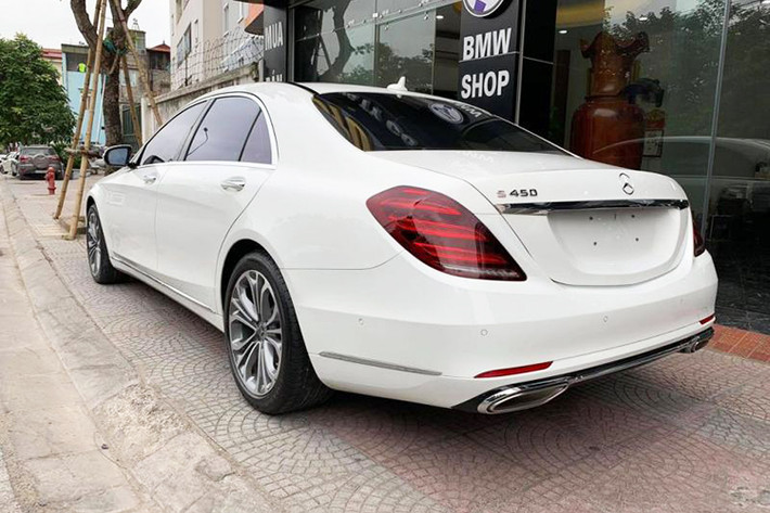 Mercedes-Benz S450L Luxury sở hữu khối động cơ xăng V6, dung tích 3.0 lít, sản sinh công suất tối đa 270 mã lực tại dải tua máy 5.500 - 6.000 vòng/phút cùng mô-men xoắn cực đại 500 Nm tại dải tua máy 1.800 - 4.500 vòng/phút, hộp số tự động 9 cấp 9G-Tronic và hệ dẫn động cầu sau. Nhờ đó, Mercedes-Benz S450L Luxury có thể tăng tốc từ 0-100 km/h trong 5,4 giây trước khi đạt vận tốc tối đa 250 km/h.