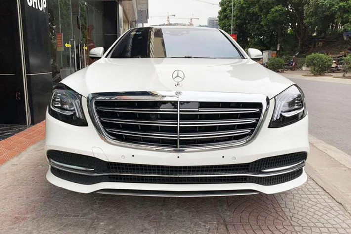 Mercedes-Benz S450L Luxury được trang bị lưới tản nhiệt 3 nan kép mạ crôm, cản trước với hốc hút gió thể thao cỡ lớn, 2 chụp ống xả mạ crôm tích hợp vào cản sau, cửa sổ trời toàn cảnh Paronama, ốp bệ cửa với logo "Mercedes-Benz" phát sáng, gương chiếu hậu chống chói tự động/chỉnh điện/gập điện/nhớ 3 vị trí cũng như kính xe cách âm, cách nhiệt, phản xạ tia hồng ngoại.