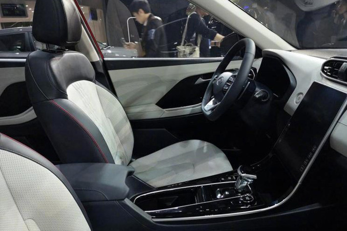 Bước vào bên trong mẫu crossover cỡ nhỏ Hyundai ix25, người lái sẽ nhận ra phong cách thiết kế tối giản với vô lăng nhỏ nhắn, mặt táp-lô gọn gàng và cửa gió điều hòa nằm ngang. Xe được trang bị màn hình thông tin giải trí cảm ứng cỡ lớn, đặt nằm dọc như nối liền với cụm điều khiển trung tâm bên dưới và gợi liên tưởng đến xe Tesla.