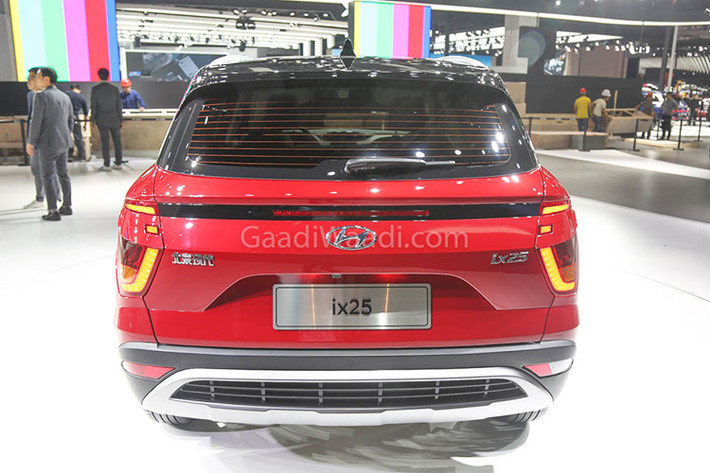 Điểm nhấn ở thiết kế đuôi xe chính là cụm đèn hậu được nối với nhau bằng một dải màu đen bóng. Ở giữa dải màu đen này còn có đèn phanh thứ 3 khá kỳ lạ. Thiết kế của cụm đèn hậu và cửa cốp trên Hyundai ix25 2019 có vẻ bị ảnh hưởng bởi những người anh em như Palisade 2020 hay SantaFe 2019 dành riêng cho thị trường Trung Quốc.