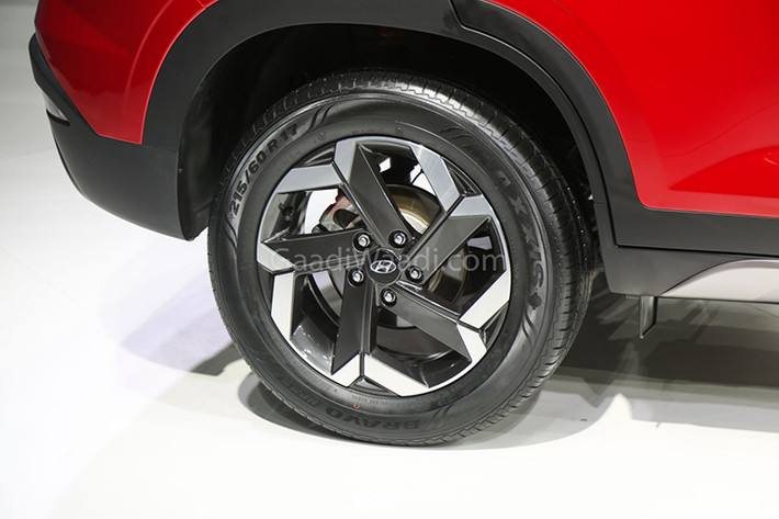 Những phần còn lại trong thiết kế ngoại thất của Hyundai ix25 2019 &#x8;không có gì đặc biệt so với trước. Chi tiết hốc bánh của xe khá vuông vức, bộ vành hợp kim 5 chấu kép phối 2 màu và nẹp thân bằng nhựa màu đen. Chưa hết, chiếc Hyundai ix25 2019 trong triển lãm Ô tô Thượng Hải 2019 còn được sơn màu trắng từ cột cuối cùng lên viền nóc.