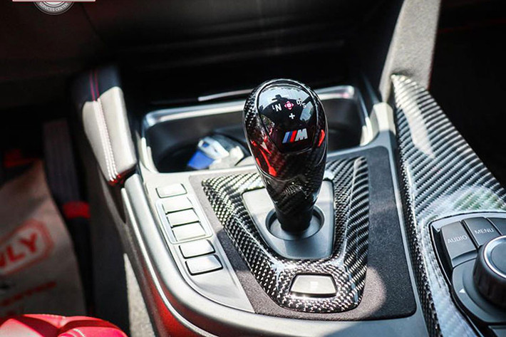 Sức mạnh của khối động cơ trên M4 được truyền xuống cầu sau (RWD) thông qua hộp số tự động ly hợp kép 7 cấp (7 DCT). Hộp số ly hợp kép giúp xe tăng tốc từ 0 lên 100 km / h chỉ trong 4,1 giây. Thực tế, động cơ M4 này được chia sẻ với người anh em M3. Ngoài ra, xe con được trang bị 3 chế độ lái khác nhau bao gồm Comfort, Sport và Sport +.