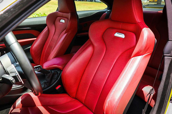 Bên dưới nắp ca-pô M4 (F82) là khối động cơ 6 xy-lanh thẳng hàng dung tích 3.0L tăng áp kép (2 tăng áp cổng nạp đơn - mono-scroll turbochargers) công nghệ TwinPower Turbo (S55B30) cho công suất tối đa (nguyên bản; stock) ở mức 425 mã lực tại 5.500 v/p và mô-men xoắn cực đại 550Nm có được từ vòng tua 1.850 v/p.